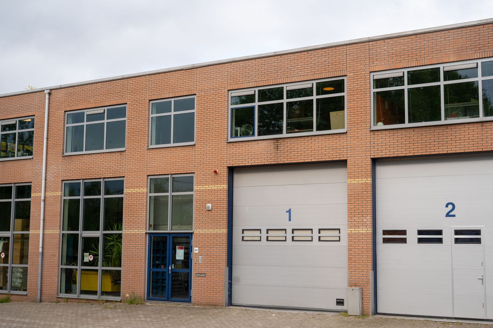 Bedrijfspand met twee witte loodsdeuren