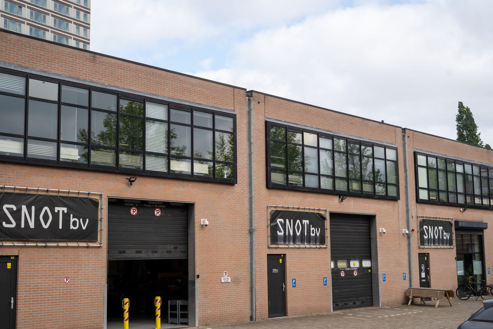 Bedrijfsunits met zwarte staalkozijnen