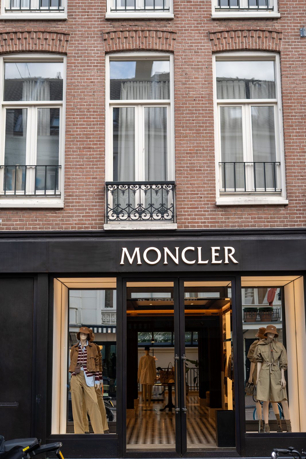 Winkelpui van Moncler met de bakstenen gevel erboven