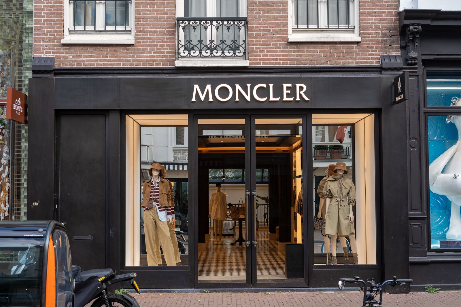 Gevel van de Moncler-winkel aan de P.C. Hooftstraat na schilderwerk, zwart geschilderde pui