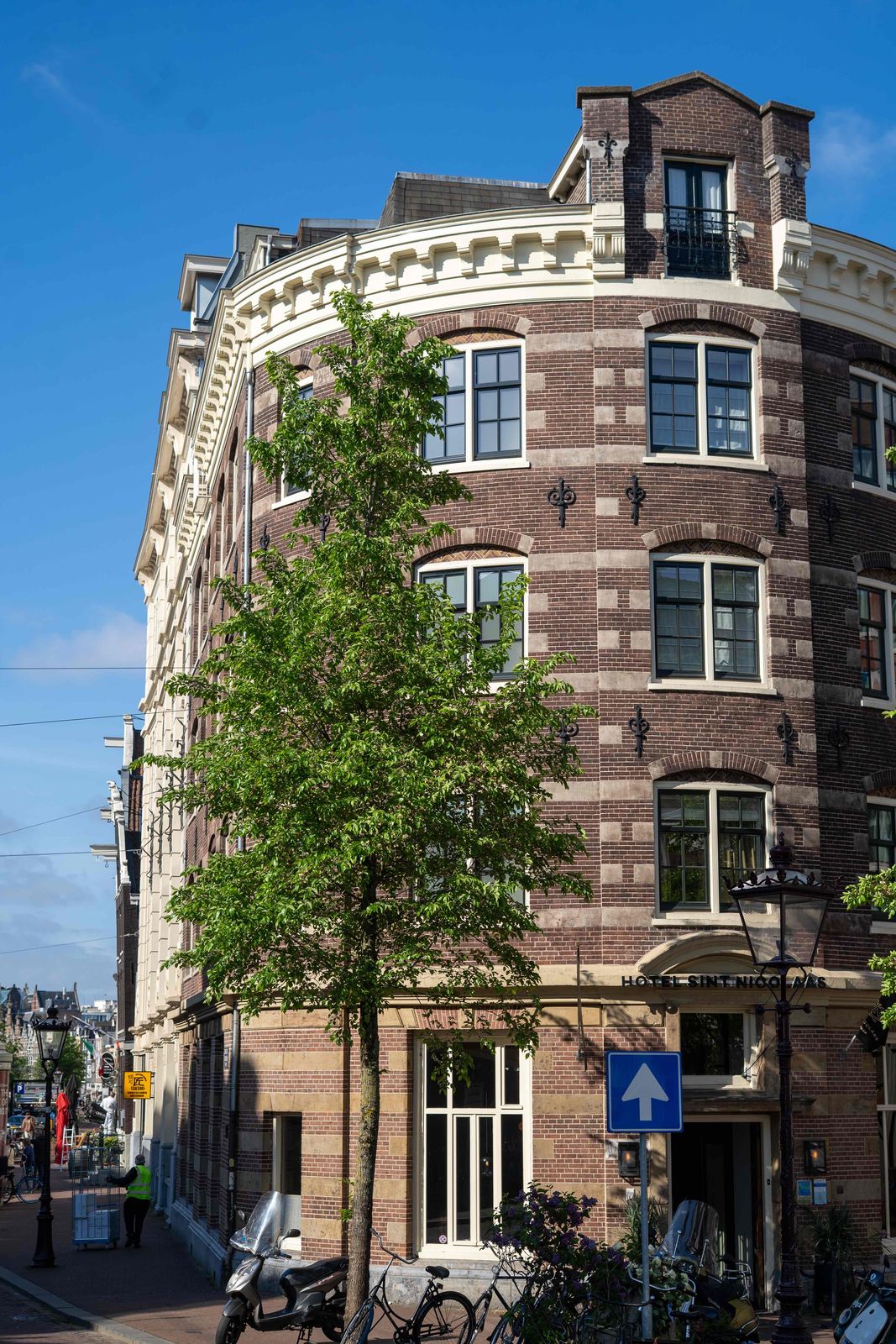 Monumentaal hoekpand met geschilderde kozijnen