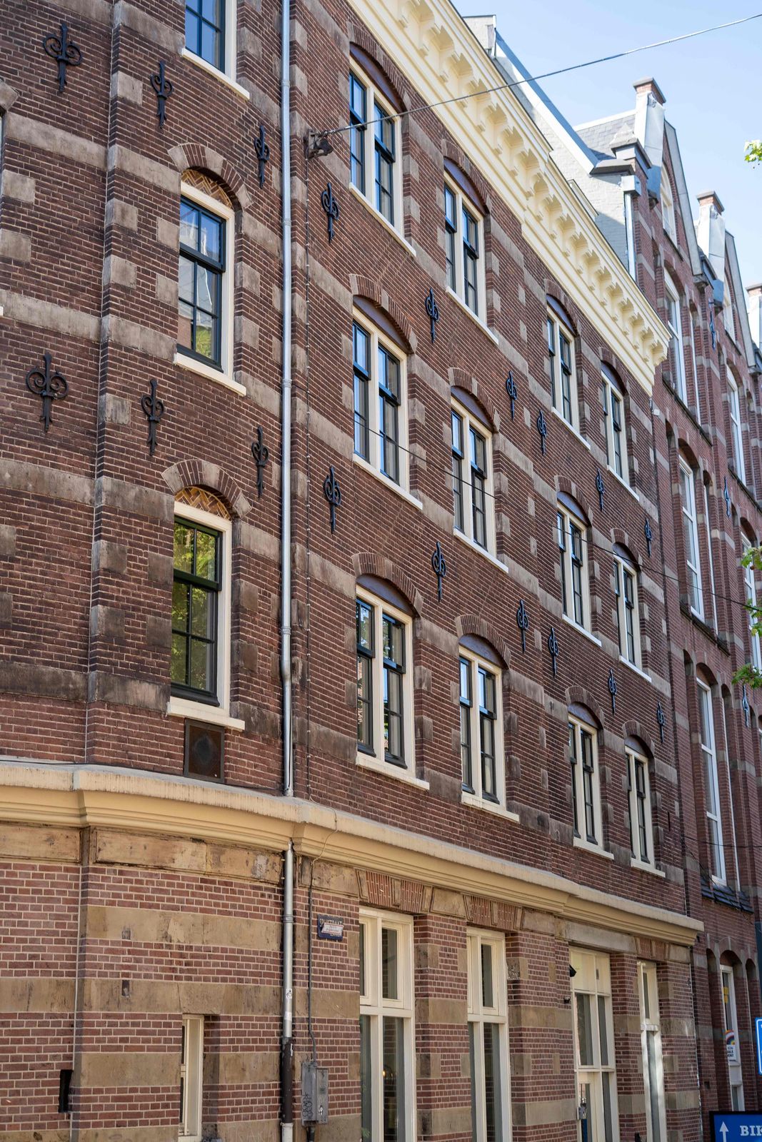 Monumentale straatgevel met wit geschilderde kozijnen